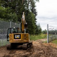 „Tai, aišku, saugesni“: gyventojai laukia paskutinių tvoros ties Baltarusija kilometrų