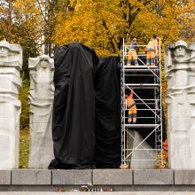Vilniuje, Antakalnyje, juodu audeklu uždengtos sovietinės skulptūros