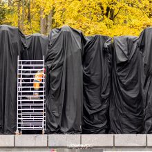 Vilniuje, Antakalnyje, juodu audeklu uždengtos sovietinės skulptūros