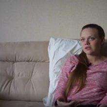 Propagandos mašiną naudoja, kaip gali: įkaite okupantai laiko Ukrainoje sužeistą nėštukę