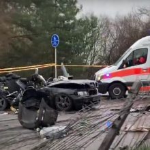 Tragiška avarija Vilniuje: žuvo trys BMW lėkę jaunuoliai, ugniagesiai vadavo prispaustuosius