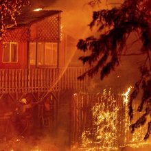 Kalifornijoje siaučiantis didžiausias gaisras pleškina gyventojų namus, formuojasi pavojingi debesys