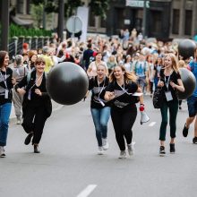 Kopti į kalną atbulomis? „Fluxus“ festivalyje tai – įmanoma