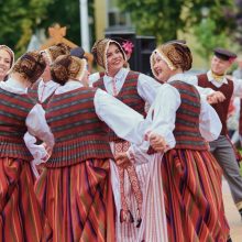 Klaipėdos rajono pareigūnė uniformą kartais iškeičia į tautinių šokių kostiumą