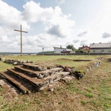 Ženklai: kur stovėjo 1944 m. liepos 29 d. susprogdinta bažnyčia, liudija tik pamatai.