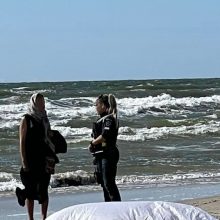 Emocijos: ant kranto balta marška apdengtas skenduolio kūnas vienus sukrėtė, o kiti bandė maudytis ten, kur nuskendo šis vyras.