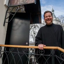 Nuomonė: Šventovėje diakonas K.Pankrašovas prašo susilaikyti nuo kalbų.