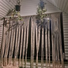 Kūriniai: L.Salasevičiaus nupintos stilingos užuolaidos puošia jo sodybos langus, o pinti šviestuvai – ypatinga namų dekoro dalis.
