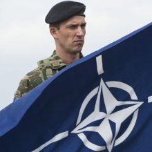 Neatmeta: NATO galėtų siųsti karių į Ukrainą