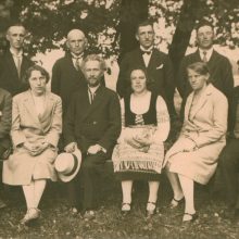 Autoritetas: Priekulės vaidintojų būrelis. Iš kairės antra I.Simonaitytė, trečias – Vydūnas. 1929 m.