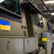 Australija išsiuntė Ukrainai pirmuosius keturis šarvuotuosius transporterius