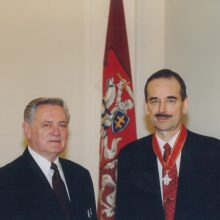 Įvertinimas: prezidentas V.Adamkus 2003 m. apdovanojo S.Sakalauską, ambasadorių ypatingiems pavedimams, ordinu „Už nuopelnus Lietuvai“.