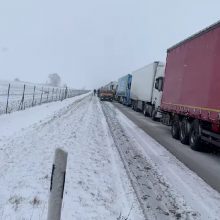 Dėl masinių avarijų kelyje „Via Baltica“ – vis dar chaosas: negali patekti net kelininkai