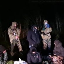 Ginkluotų baltarusių atvesti nelegalai stovyklą bandė įsirengti ant Lietuvos sienos <span style=color:red;>(vaizdo įrašas)</span>