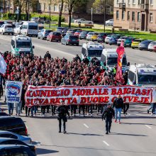 „Žalgirio“ arena – vėl sausakimša, prieš mačą  – įspūdingos sirgalių eisenos