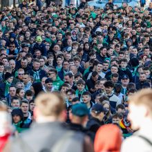 „Žalgirio“ arena – vėl sausakimša, prieš mačą  – įspūdingos sirgalių eisenos