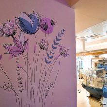 Spalvos net ir ligoninę paverčia namais: nėštumo patologijos skyriuose – menininkės darbai