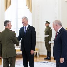 Prezidentas kariuomenės vadui suteikė aukščiausią generolo laipsnį