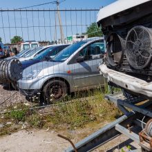 Prieš teismą stos trys automobilius internetu pardavinėję panevėžiečiai