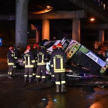 Nuo Venecijos tilto nukritus ir užsidegus autobusui žuvo mažiausiai 21 žmogus