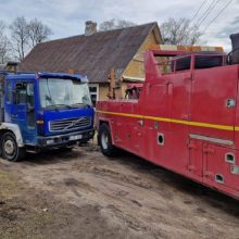 Iš statybines atliekas pamiškėje išpylusių asmenų konfiskuotas automobilis