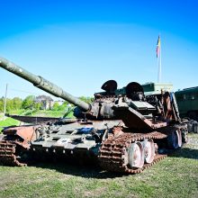 Karo technikos ekspozicijoje – Ukrainoje sunaikintas okupantų tankas T-72B