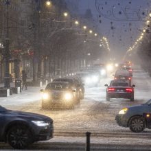 Eismo sąlygas naktį  sunkins plikledis, rūkas, šarma: praneša, kur situacija – sudėtingiausia