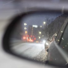 Kelininkai perspėja: eismo sąlygas šalyje sunkina provėžoti, sniegu padengti keliai
