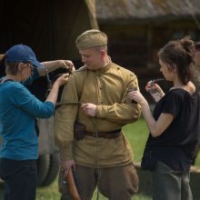 Filme „Poetas“ kruopščiai atkurtas pokario laikas stebina tikroviškumu