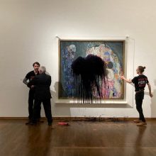 Klimato aktyvistai ir vėl nerimsta: šįkart Vienoje išniekino G. Klimto paveikslą 