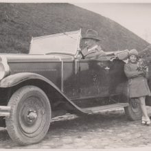 Akimirka: B. Sruoga, D. Sruogaitė ir giminaitė S. Laucevičiūtė-Gedvilienė prie automobilio „Fiat“ apie 1931 m.
