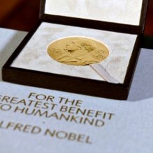 Nobelio medicinos premija skirta už atradimus, leidusius sukurti vakcinas nuo COVID-19