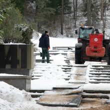 Vilniaus Antakalnio kapinėse pradėti paminklo sovietų kariams likučių išmontavimo darbai