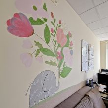 Spalvos net ir ligoninę paverčia namais: nėštumo patologijos skyriuose – menininkės darbai