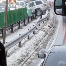 Vilniuje ant atitvaro pakibo džipas: vairuotojas – dingęs girto keleivio draugas? 