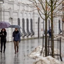 Kelininkai įspėja: eismo sąlygas sunkina lijundra bei rūkas, naktį formuosis plikledis