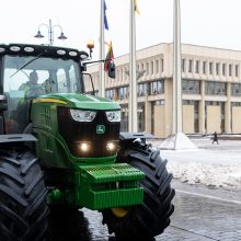 Prie Seimo susirinkę žemdirbiai pyksta: 30 metų ūkininkauju, nematęs tokio ministro