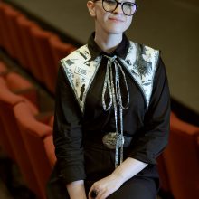 Dizainerė K. Kalinauskaitė apie aprangą teatre ir  aksesuarą NKDT personalo aprangoje