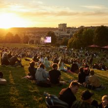 „Kino pavasaris“ vasarą dovanos nemokamus kino seansus po atviru dangumi