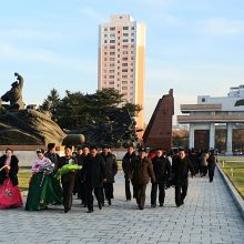 Papročiai: jaunavedžiai Šiaurės Korėjoje, kaip ir Rusijoje, per savo vestuves turi tradiciją aplankyti karinius memorialus.