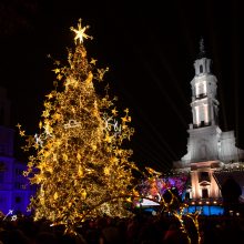 Žingsnis link Kalėdų: įžiebta žvaigždėmis puošta Kauno eglutė!