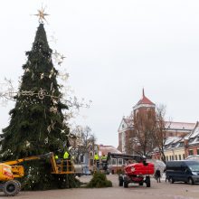 Šventės baigėsi: Kauno eglutės dekoracijos keliauja į sandėlius