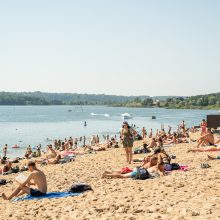 Karštis kauniečius gena prie vandens