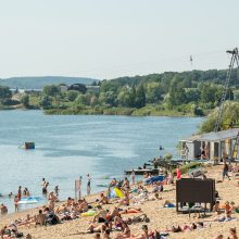 Karštis kauniečius gena prie vandens