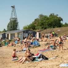 Karštis kauniečius gena prie vandens