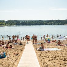 Karštis kauniečius gena prie vandens