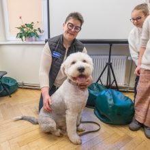 Pakvietė vaikus skaityti su šunimis – vos talpino visus norinčiuosius