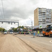 Savanorių prospekte jau kvepia nauju asfaltu, bet eismas kol kas – sudėtingas