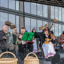 Sausakimšoje Kaziuko mugėje Kaune – šypsenos, derybos, aimanos ir stipruolis V. Blekaitis