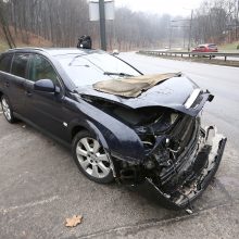 Nesėkmingas rytas: Kaune opelis tėškėsi į elektros stulpą